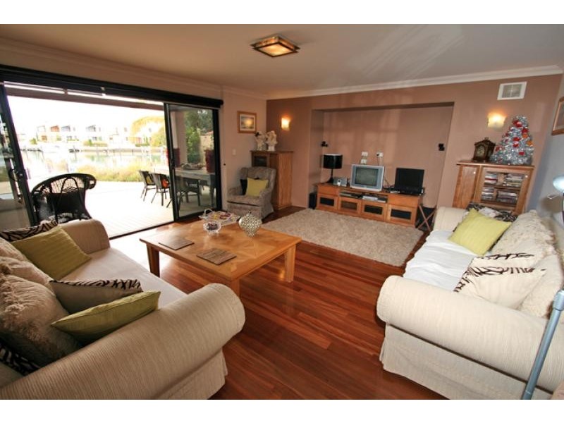 6 Rialto Place, Halls Head WA 6210