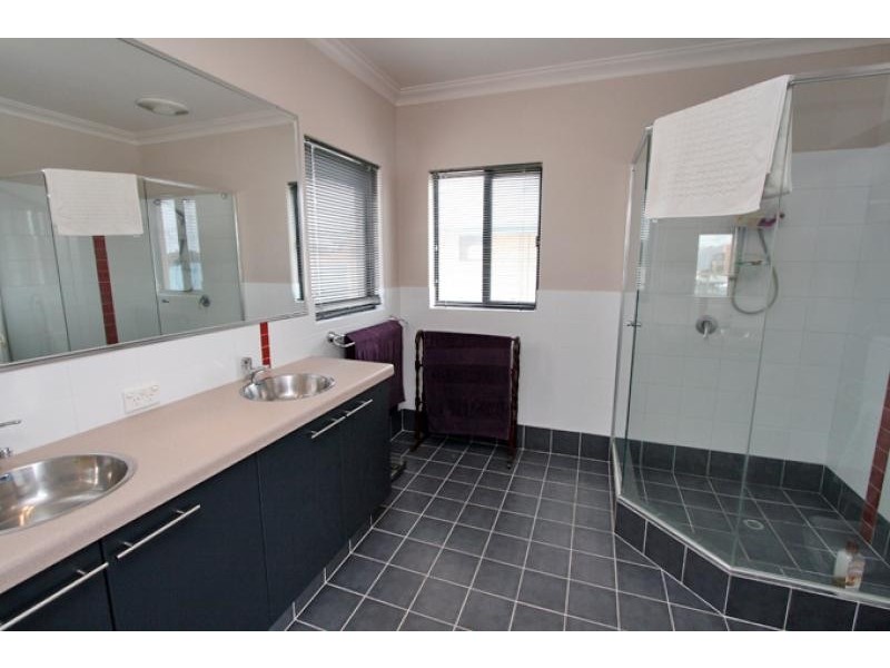 6 Rialto Place, Halls Head WA 6210