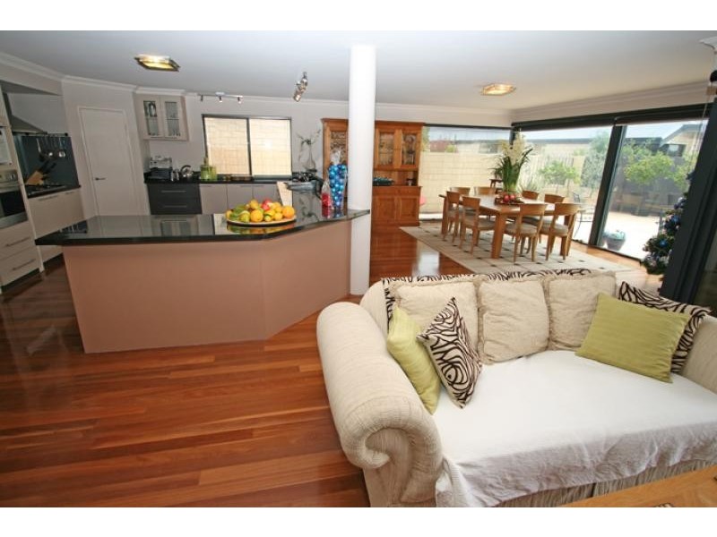 6 Rialto Place, Halls Head WA 6210