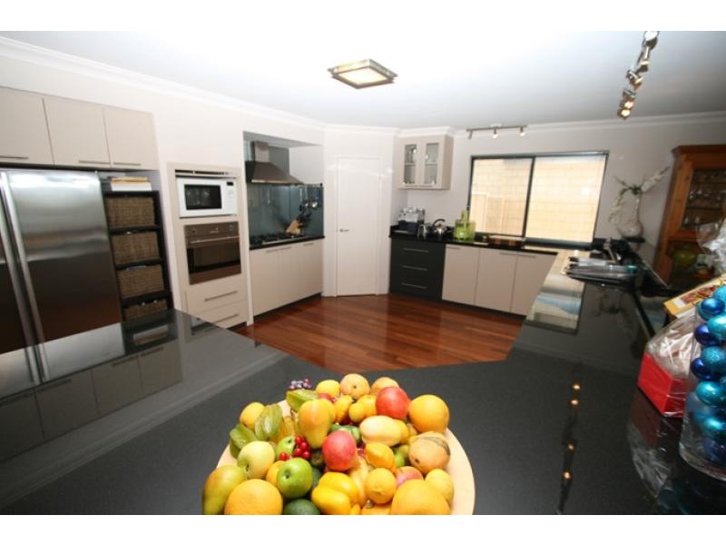 6 Rialto Place, Halls Head WA 6210