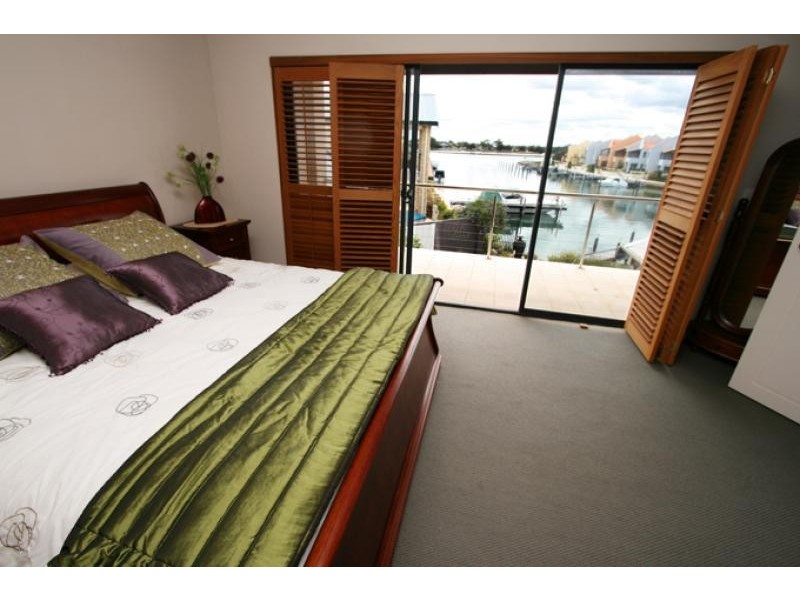 6 Rialto Place, Halls Head WA 6210