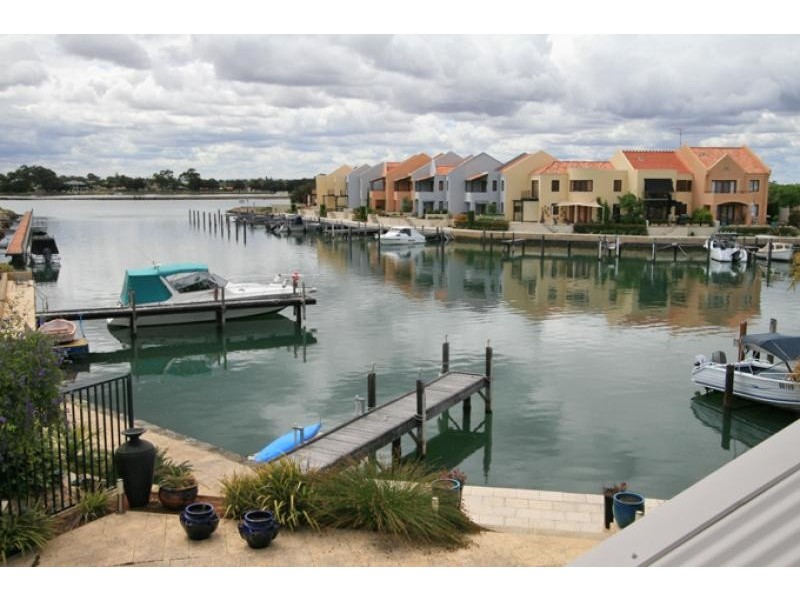 6 Rialto Place, Halls Head WA 6210