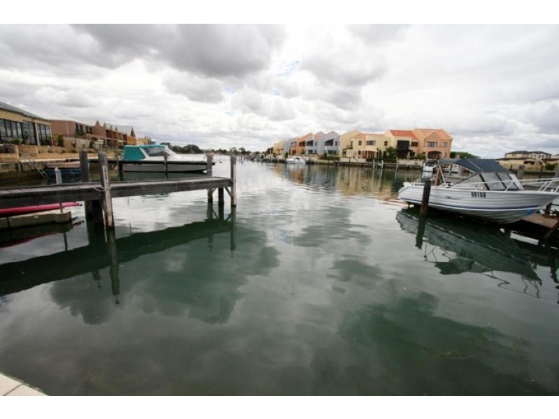 6 Rialto Place, Halls Head WA 6210