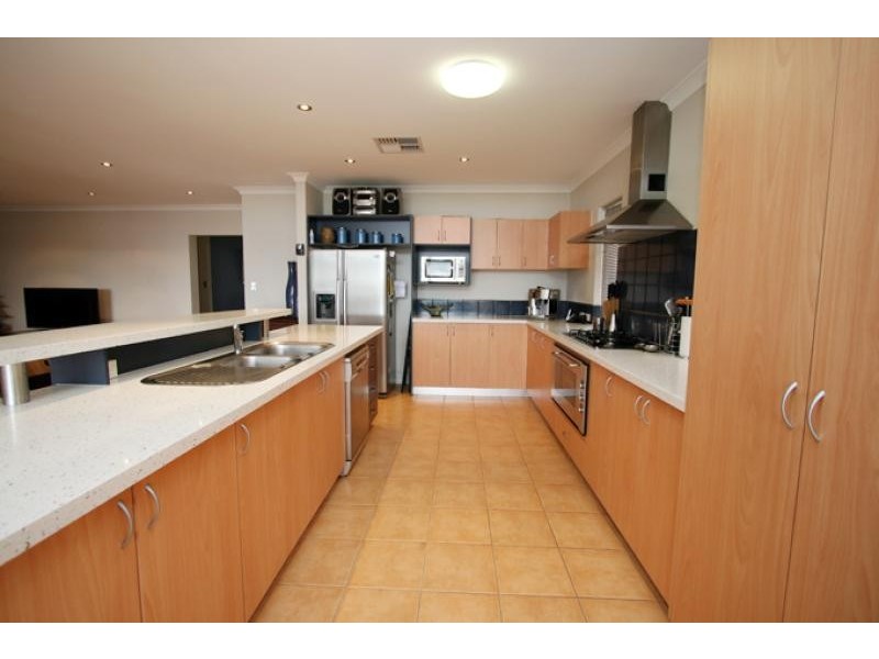 12 Syrenka Turn, Halls Head WA 6210