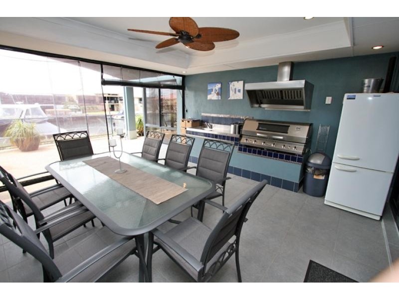 12 Syrenka Turn, Halls Head WA 6210