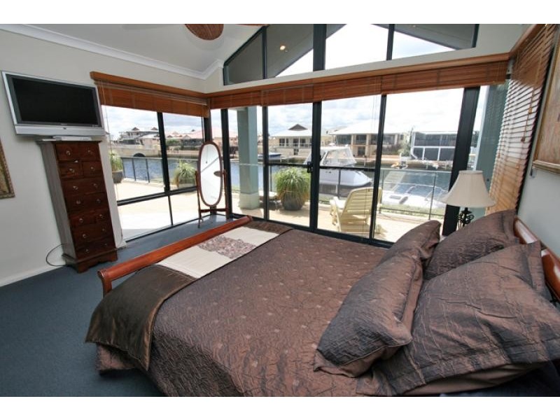 12 Syrenka Turn, Halls Head WA 6210