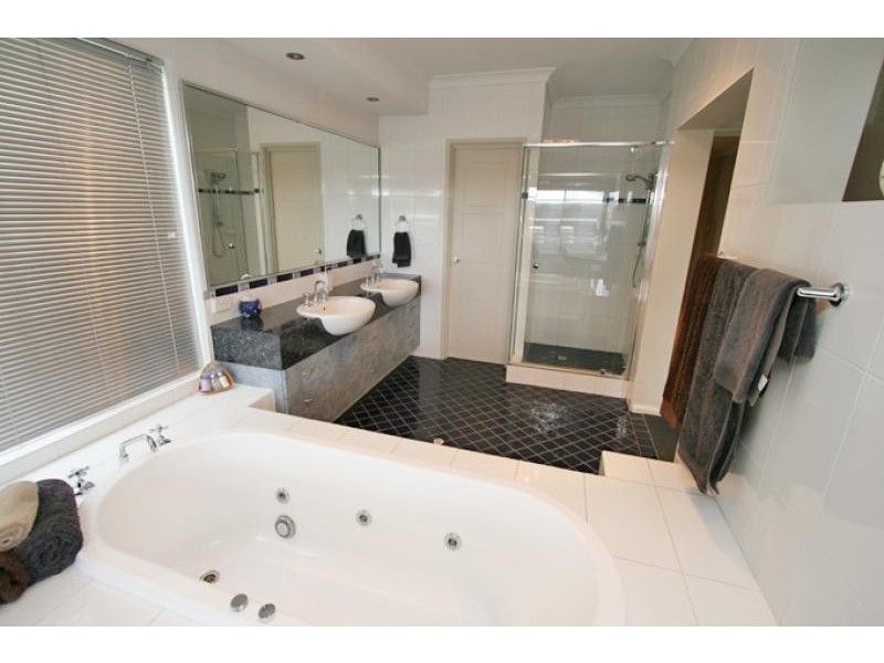 12 Syrenka Turn, Halls Head WA 6210