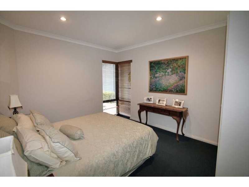 12 Syrenka Turn, Halls Head WA 6210