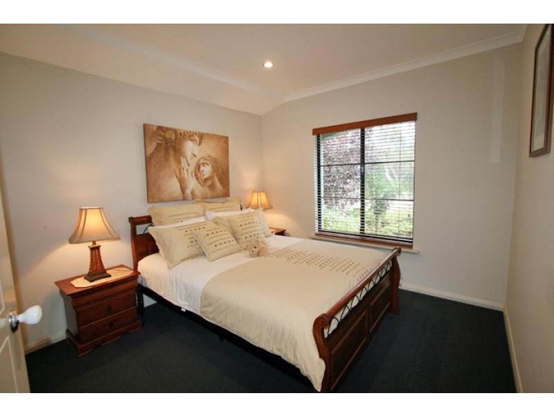 12 Syrenka Turn, Halls Head WA 6210