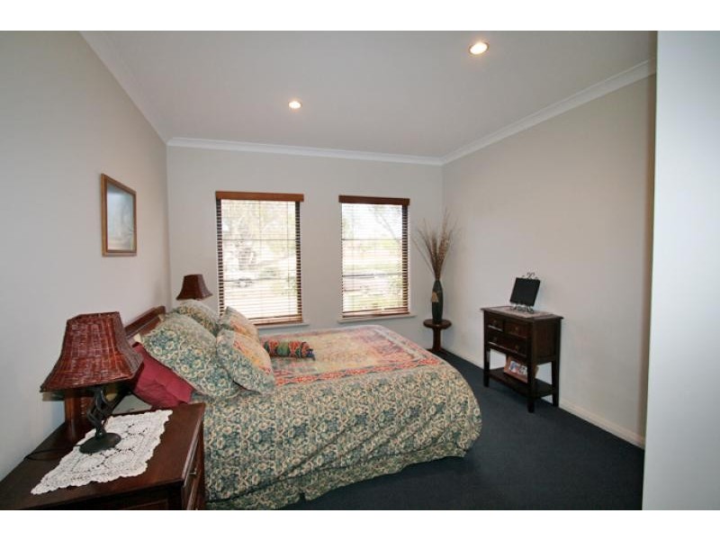 12 Syrenka Turn, Halls Head WA 6210