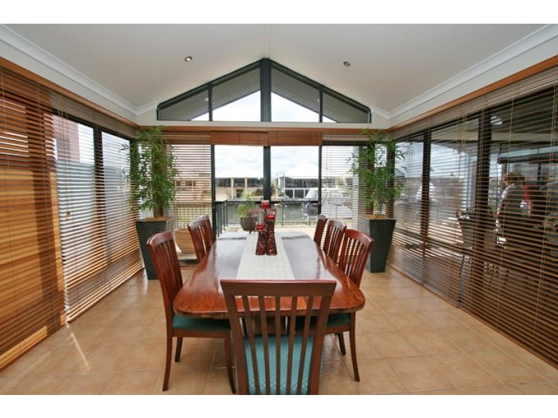 12 Syrenka Turn, Halls Head WA 6210