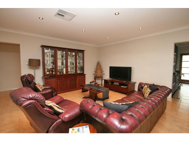 12 Syrenka Turn, Halls Head WA 6210