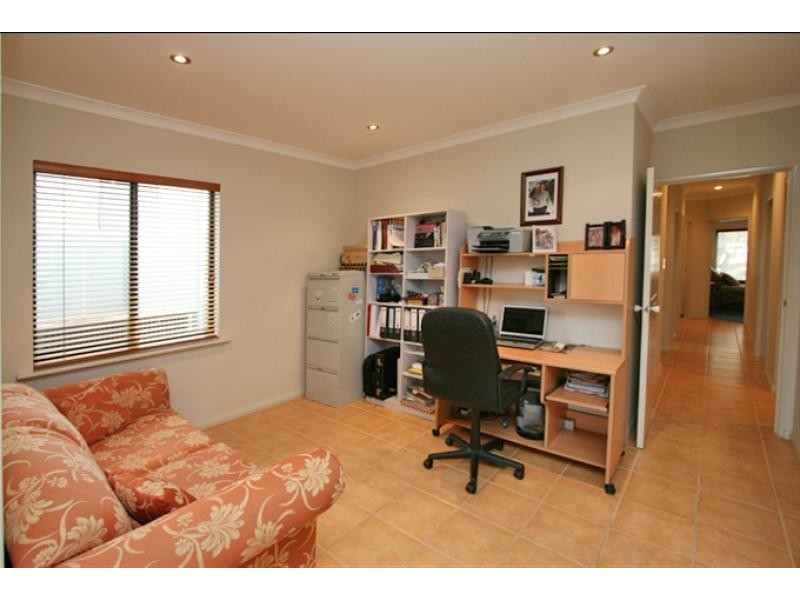 12 Syrenka Turn, Halls Head WA 6210