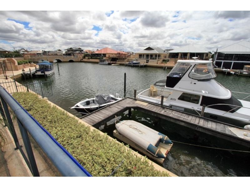 12 Syrenka Turn, Halls Head WA 6210