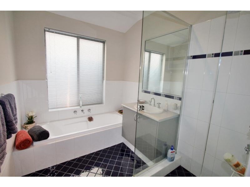 12 Syrenka Turn, Halls Head WA 6210