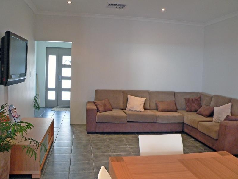 20 Poinsettia Green, Halls Head WA 6210