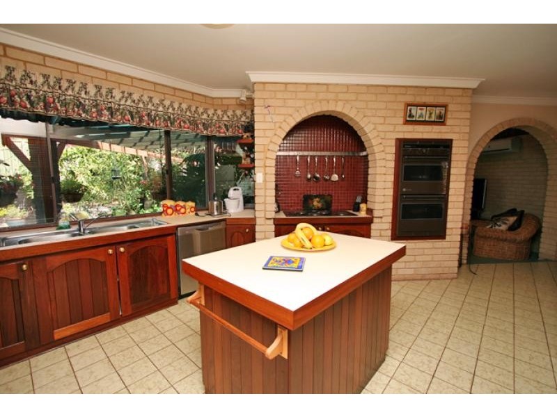 6 Barkley Place, Halls Head WA 6210