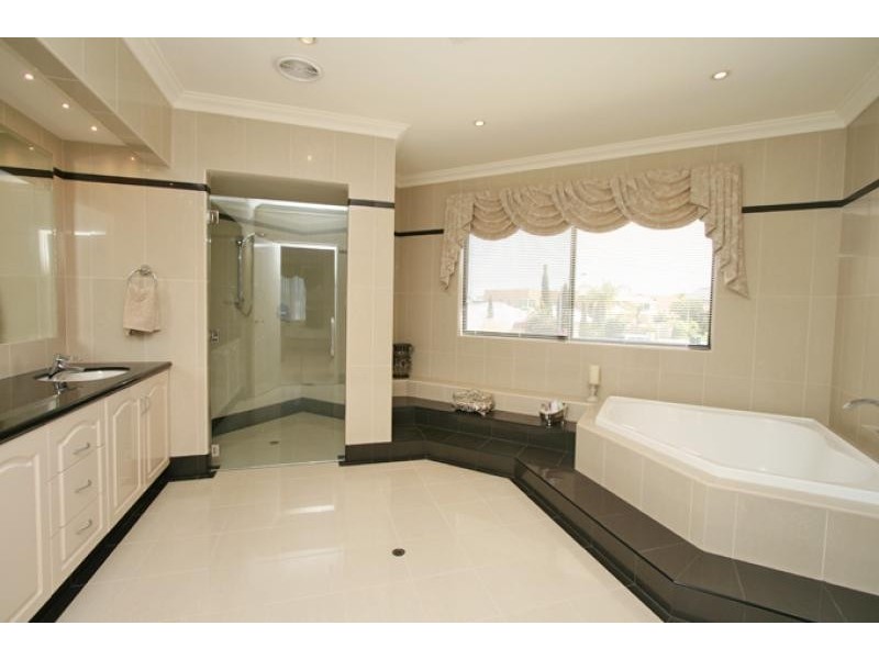 12 Amity Cove, Halls Head WA 6210