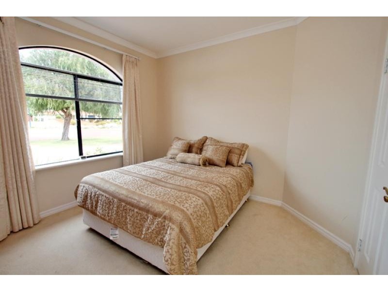 19 Eunamara Retreat, Halls Head WA 6210