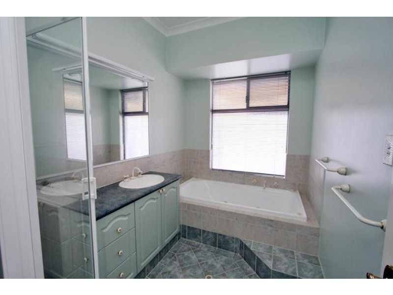 19 Eunamara Retreat, Halls Head WA 6210