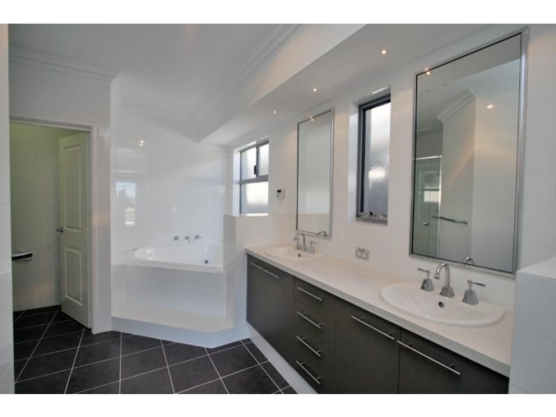 19 Twilight Court, Dudley Park WA 6210