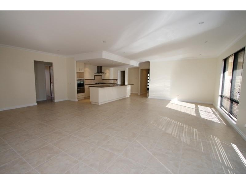 60 Chatsworth Drive, Erskine WA 6210