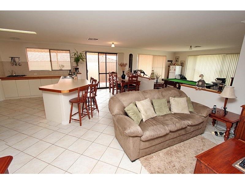 44 Paradise Circuit, Halls Head WA 6210