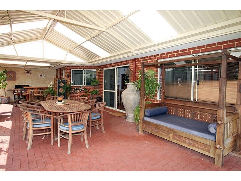 6 Napier Close, Halls Head WA 6210