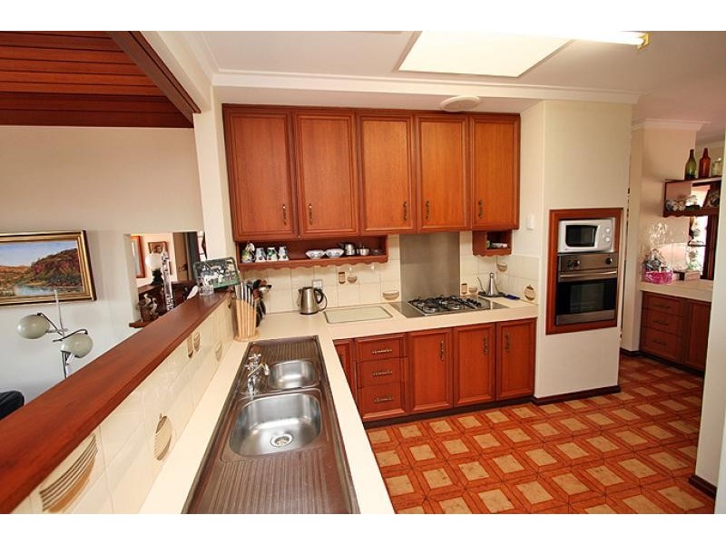 16 Carina Circle, Halls Head WA 6210