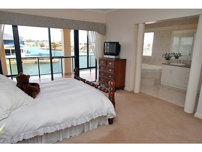 60 Aztec Island Retreat, Halls Head WA 6210