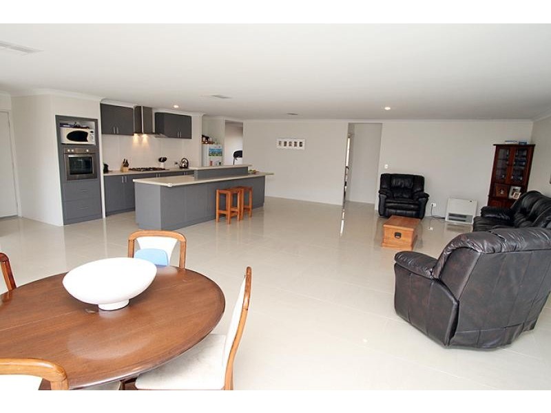 9 Senecio Way, Halls Head WA 6210