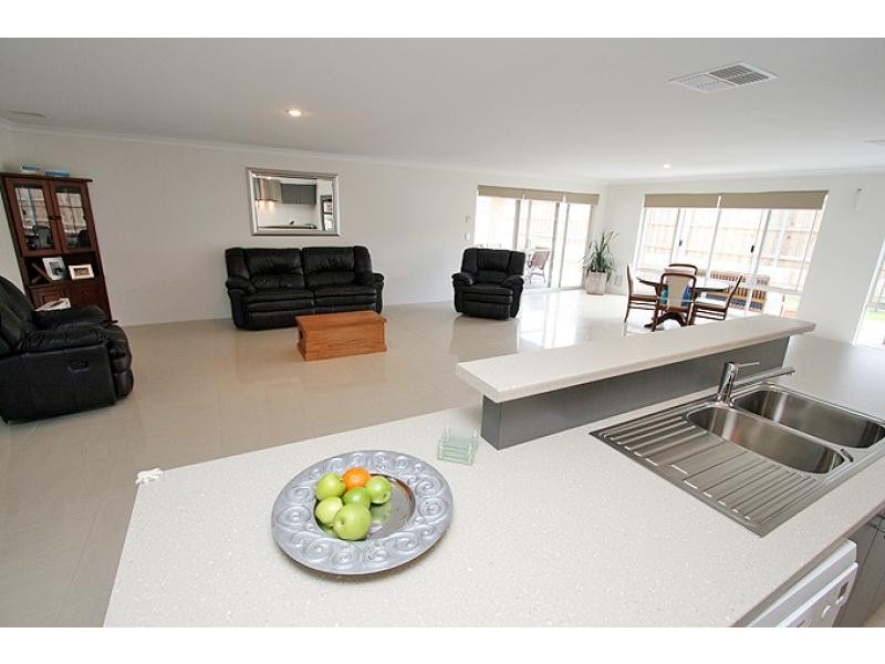 9 Senecio Way, Halls Head WA 6210