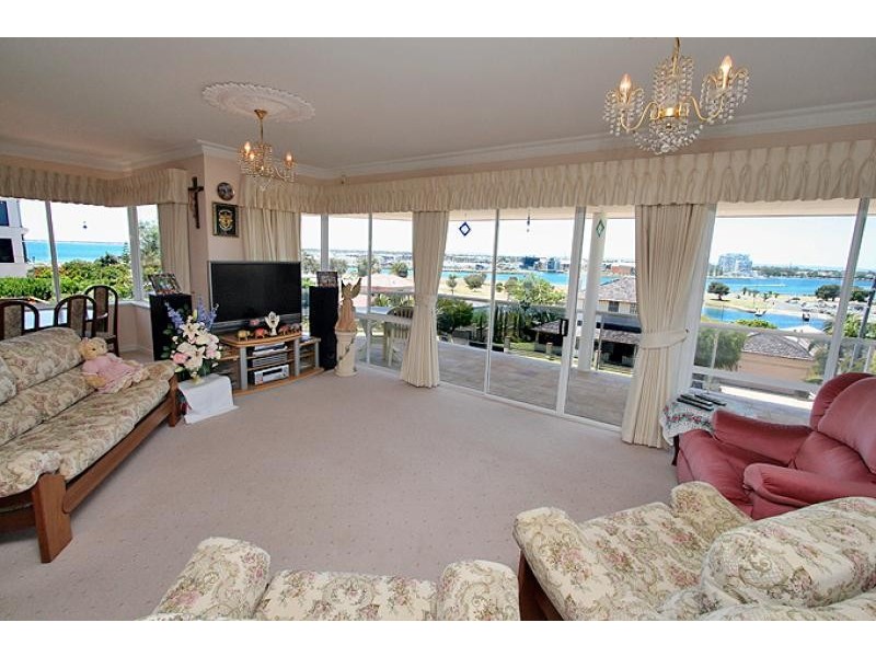 24 Hill Street, Halls Head WA 6210
