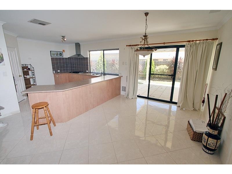 13 Lilly Pilly Lookout, Halls Head WA 6210