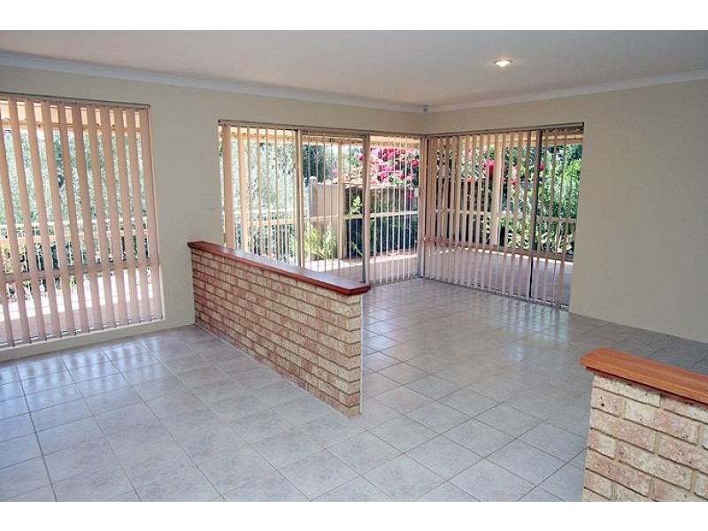 7 Noosa Court, Halls Head WA 6210