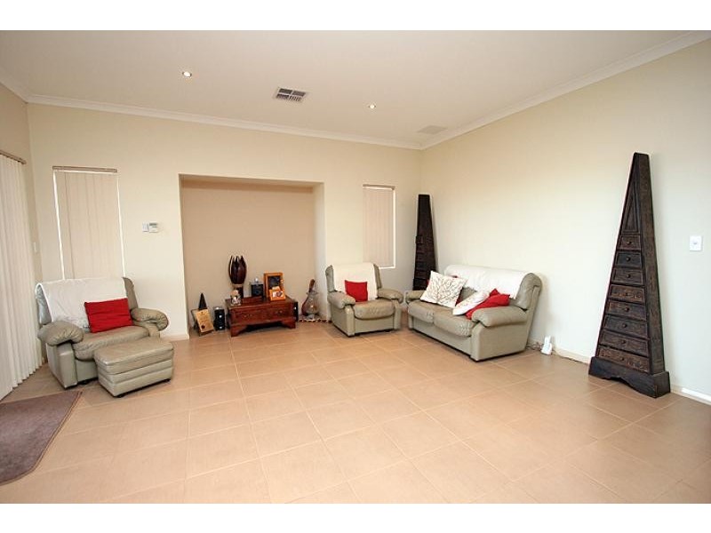 8 Sugarwood Terrace, Halls Head WA 6210