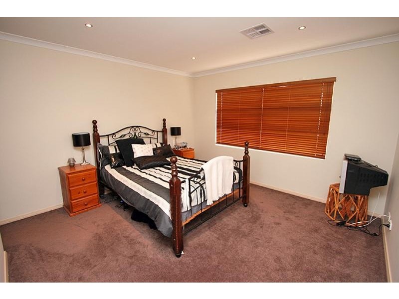 8 Sugarwood Terrace, Halls Head WA 6210