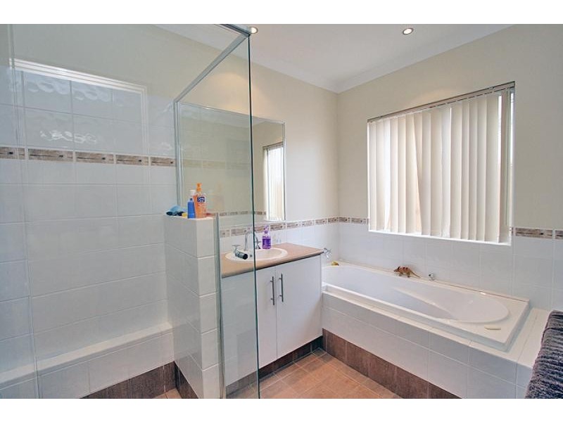 8 Sugarwood Terrace, Halls Head WA 6210