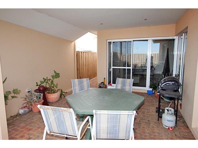8 Sugarwood Terrace, Halls Head WA 6210