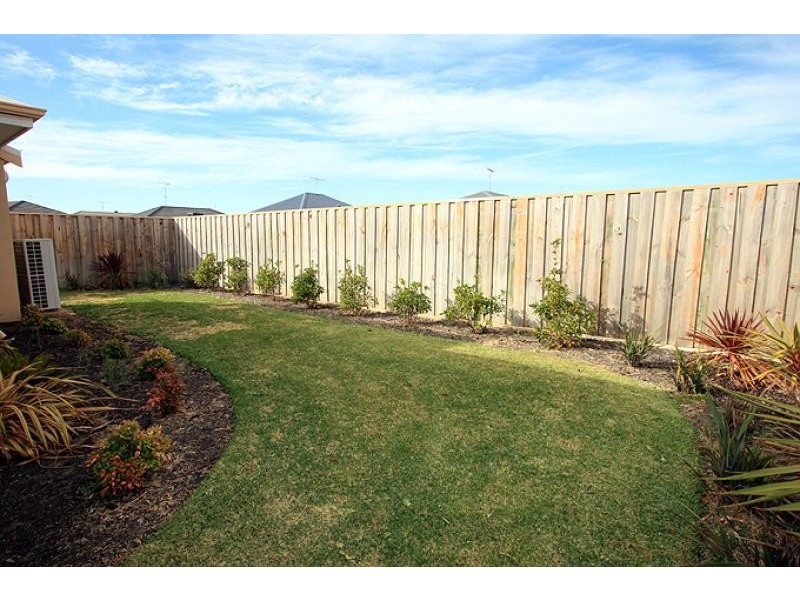 8 Sugarwood Terrace, Halls Head WA 6210