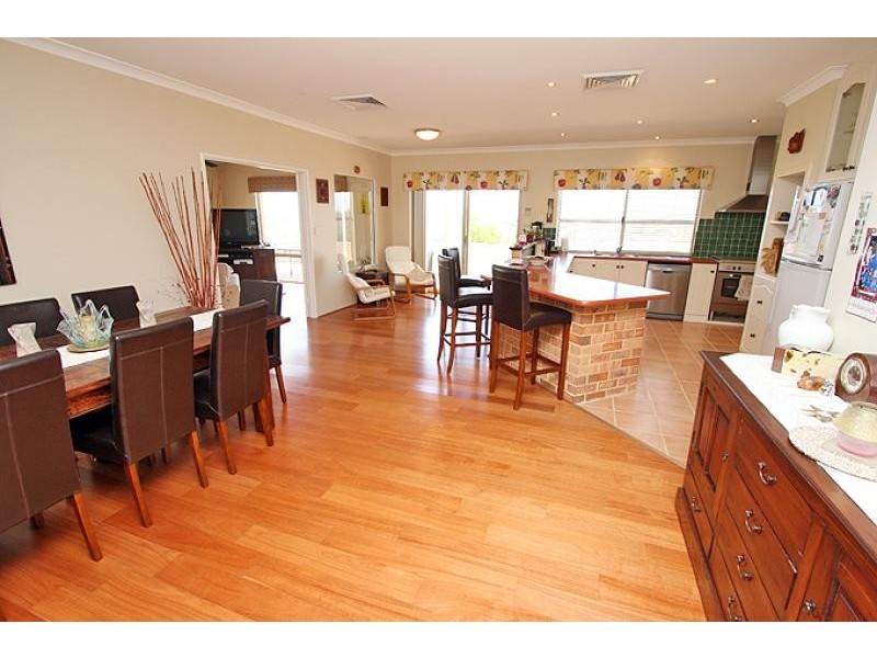 4 Dryandra Place, Halls Head WA 6210