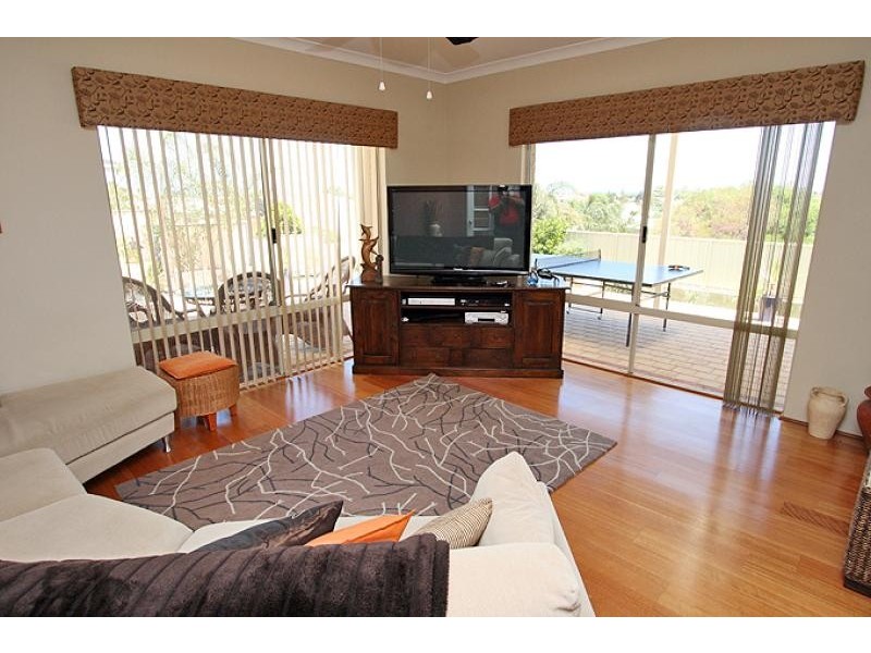 4 Dryandra Place, Halls Head WA 6210