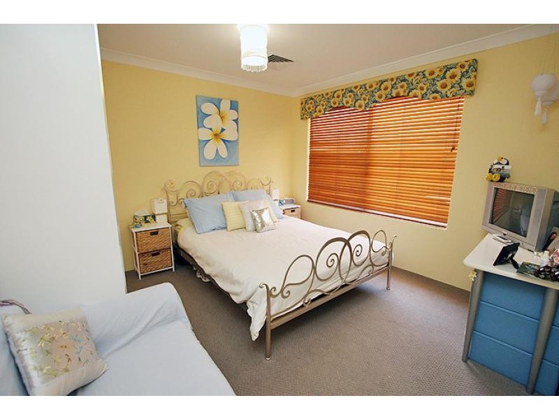 4 Dryandra Place, Halls Head WA 6210