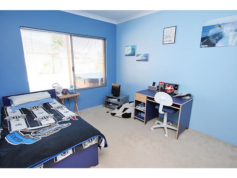 4 Dryandra Place, Halls Head WA 6210