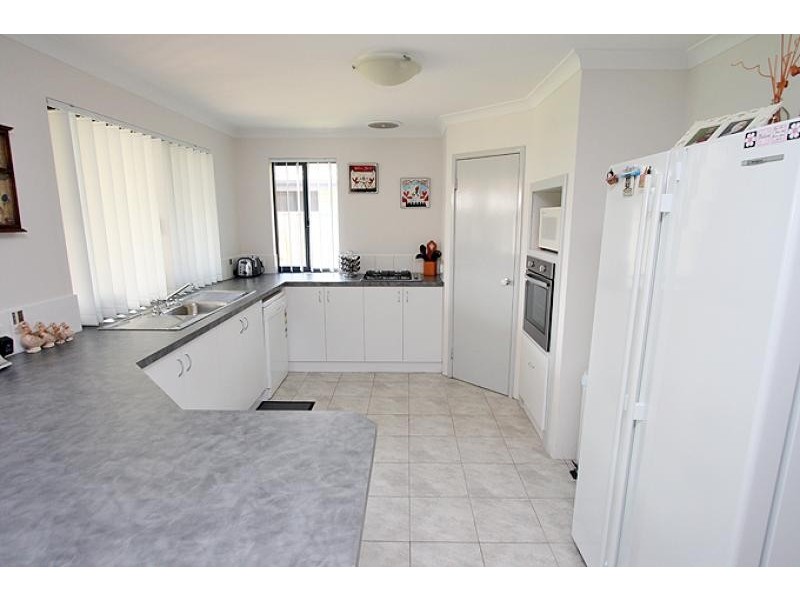 6 Lutea Road, Halls Head WA 6210