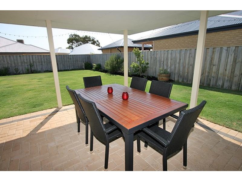 6 Lutea Road, Halls Head WA 6210