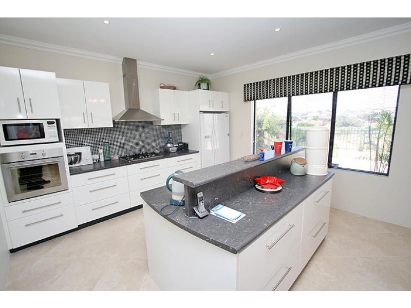 8 Asper Way, Halls Head WA 6210