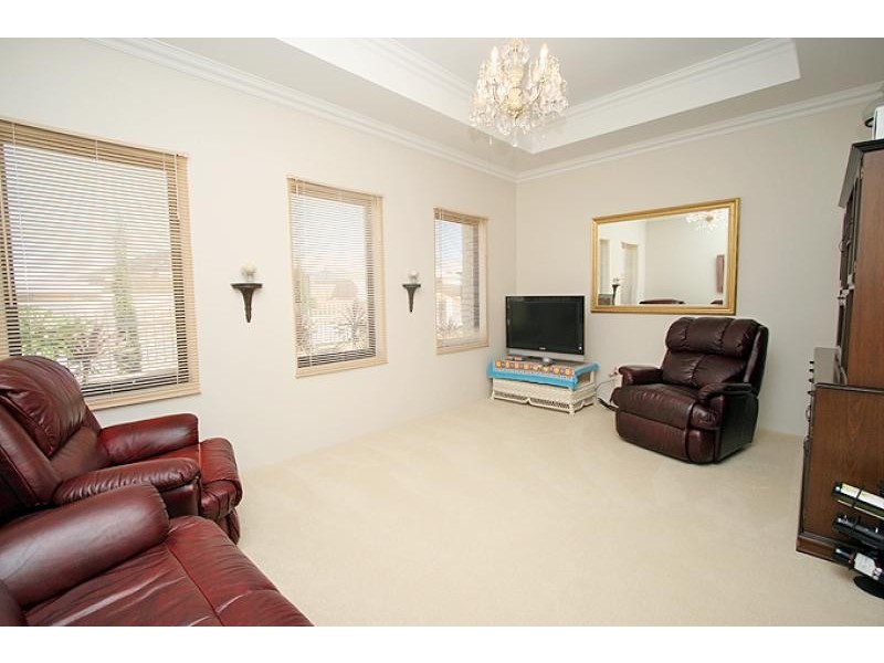 8 Asper Way, Halls Head WA 6210