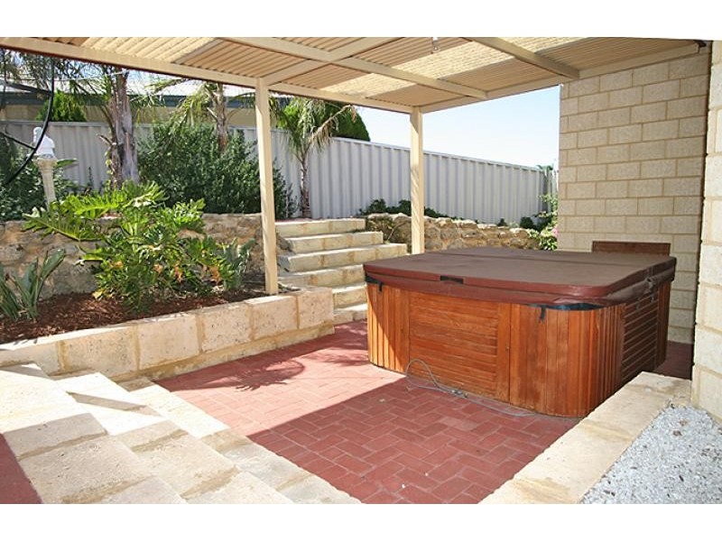 4 Selloa Court, Halls Head WA 6210
