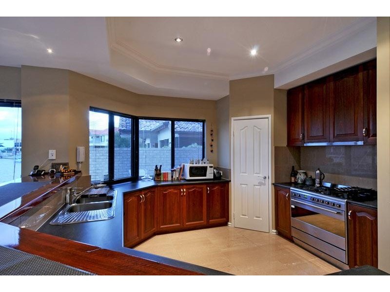 9 Queen Parade, Wannanup WA 6210